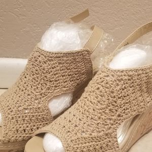 Crochet wedge taupe